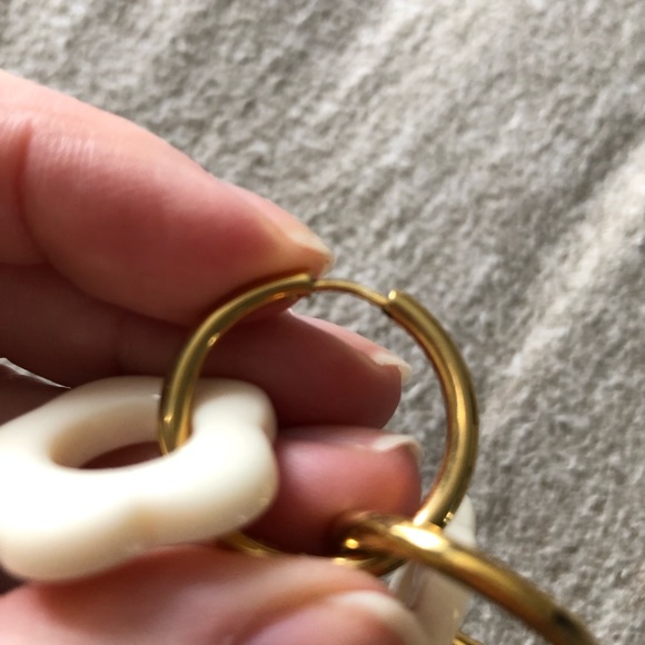 Cute flowery earrings - Picture 3 of 4